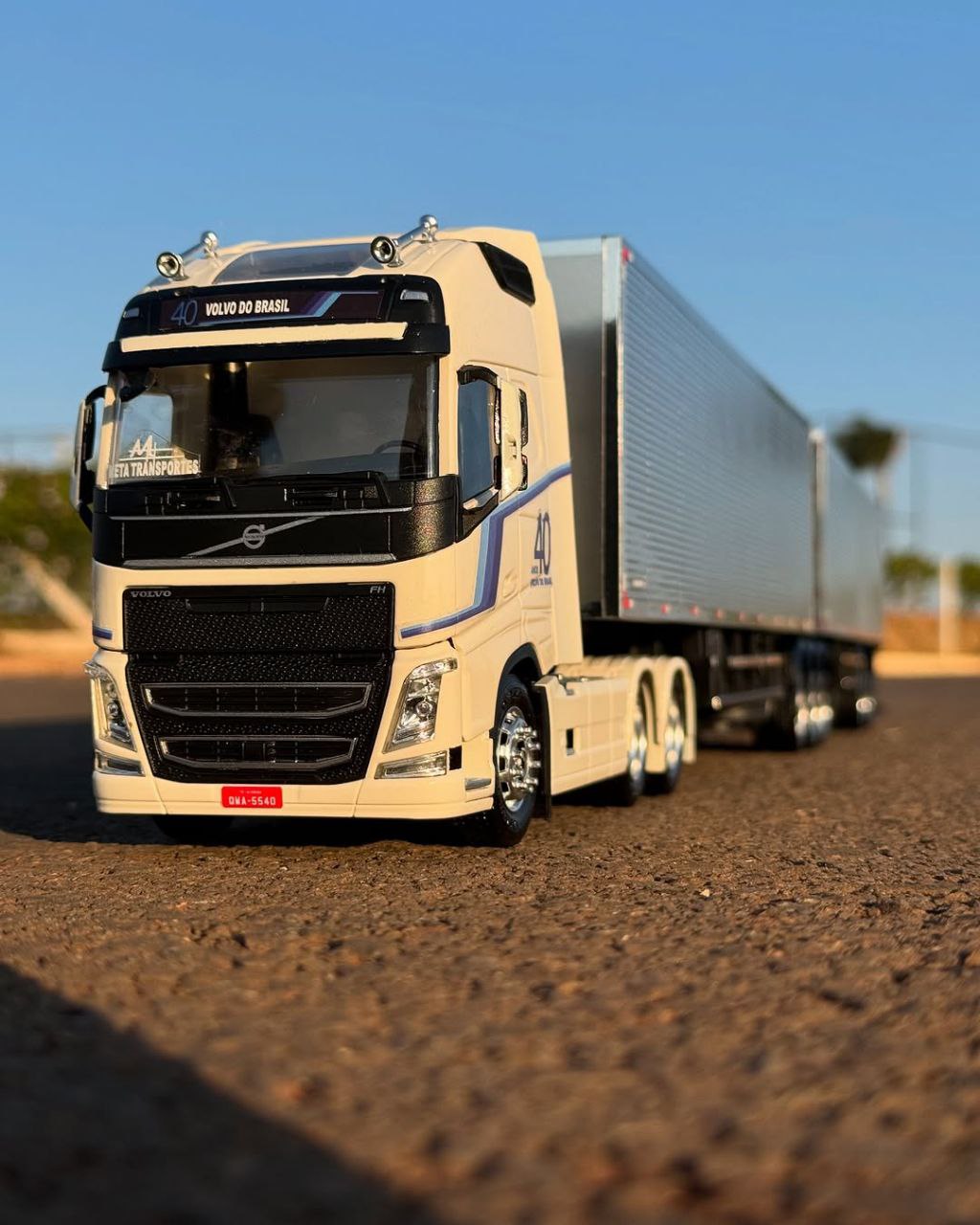 Miniatura Volvo FH Edição 40 Anos + Rodotrem Baú Randon – Escala 1/24 (Personalizável)