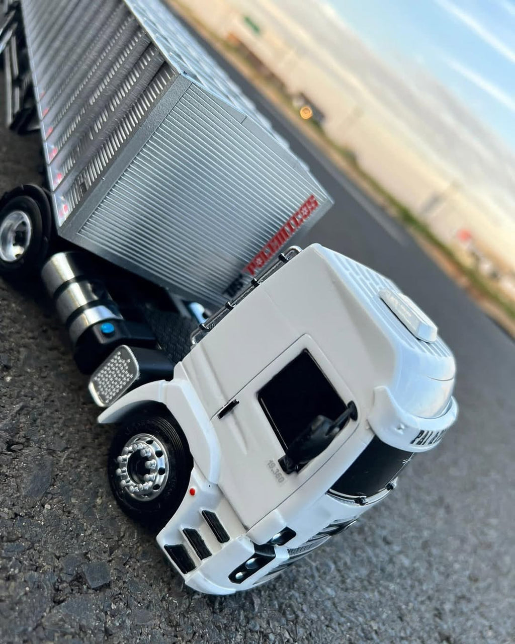 Miniatura Volkswagen Constellation 19.360 + Carreta Boiadeira Alumínio – Escala 1/24 (Personalizável)