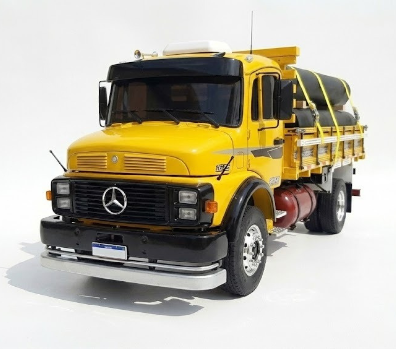 Miniatura Caminhão Mercedes-Benz 1635 "Bicudo" Carroceria - 1/14 (Controle Remoto)