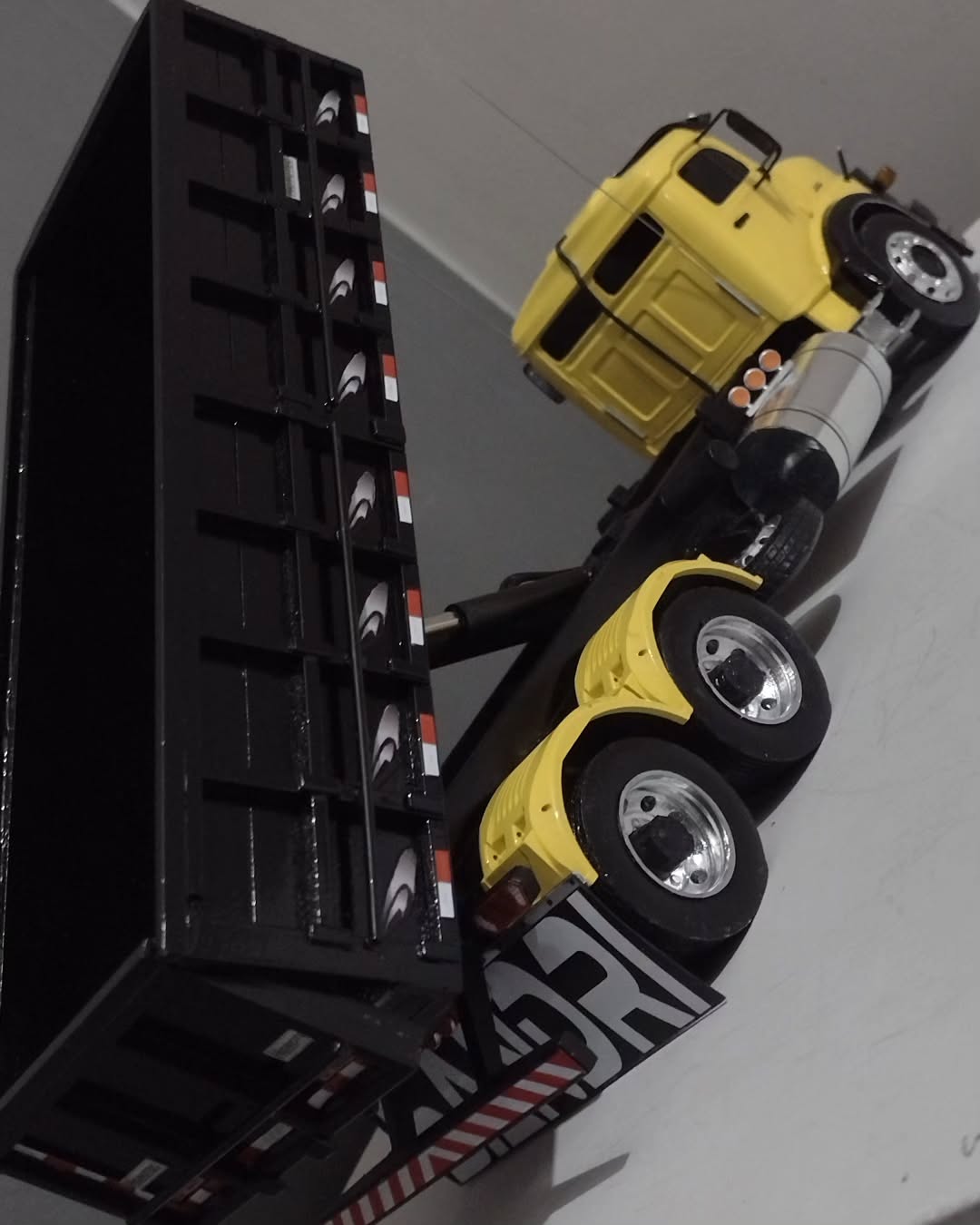 Miniatura Mercedes-Benz L-1113 Amarela Chassi-cabine clássico (Escala 1/24)