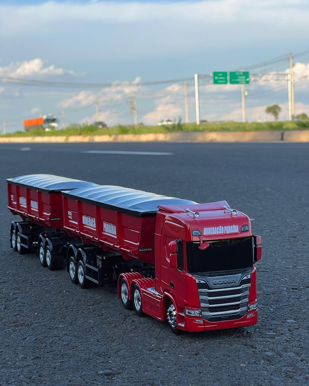 Miniatura Scania NTG R440 + Rodocaçamba Randon – Escala 1/24