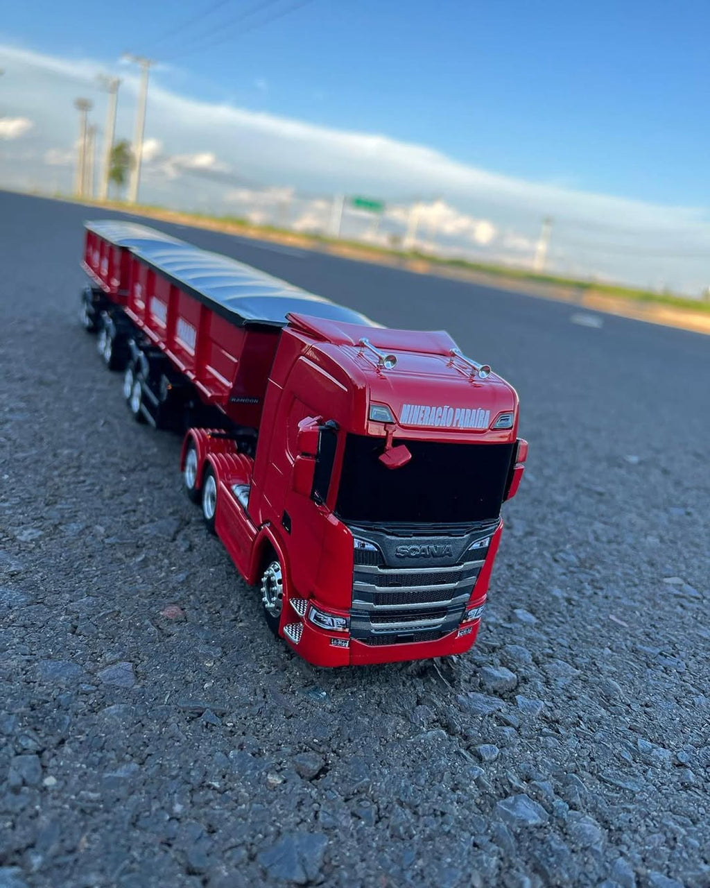 Miniatura Scania NTG R440 + Rodocaçamba Randon – Escala 1/24