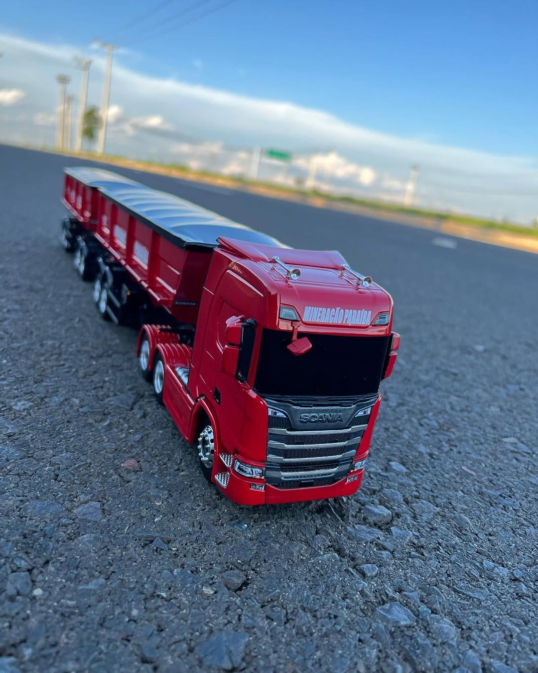 Miniatura Scania NTG R440 + Rodocaçamba Randon – Escala 1/24