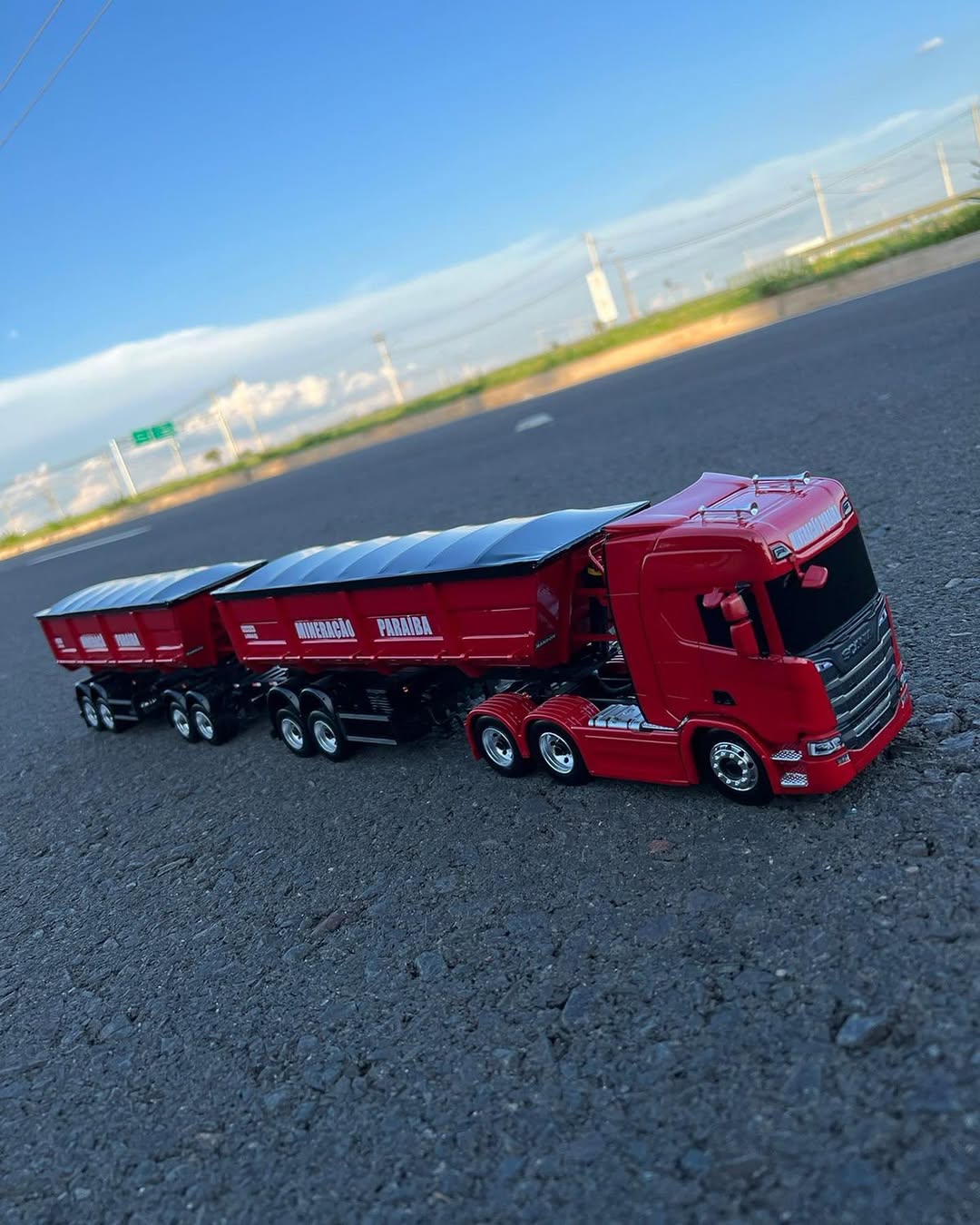 Miniatura Scania NTG R440 + Rodocaçamba Randon – Escala 1/24