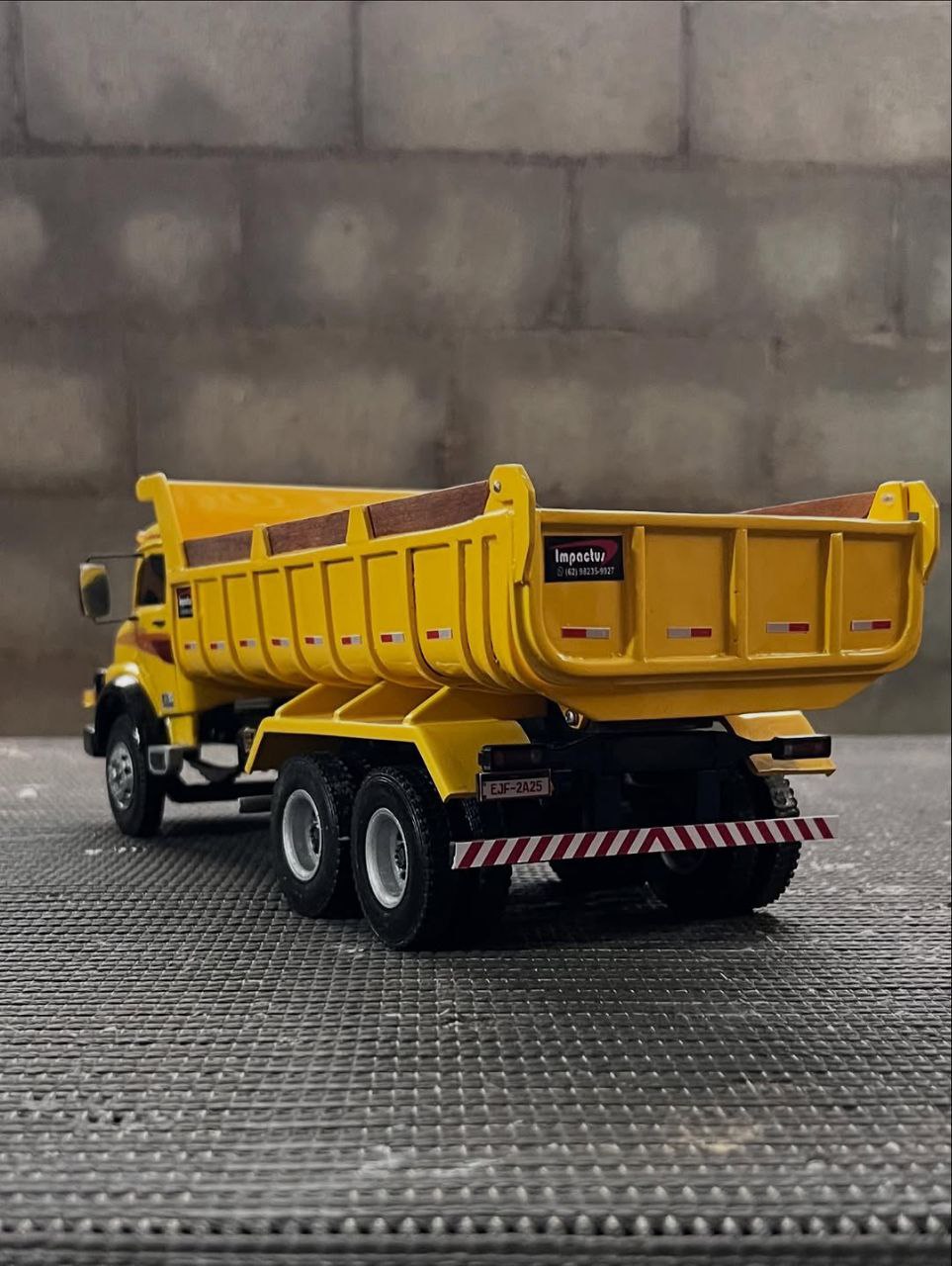 Miniatura Caminhão Mercedes-Benz 1313 Trucado Caçamba – Escala 1/24