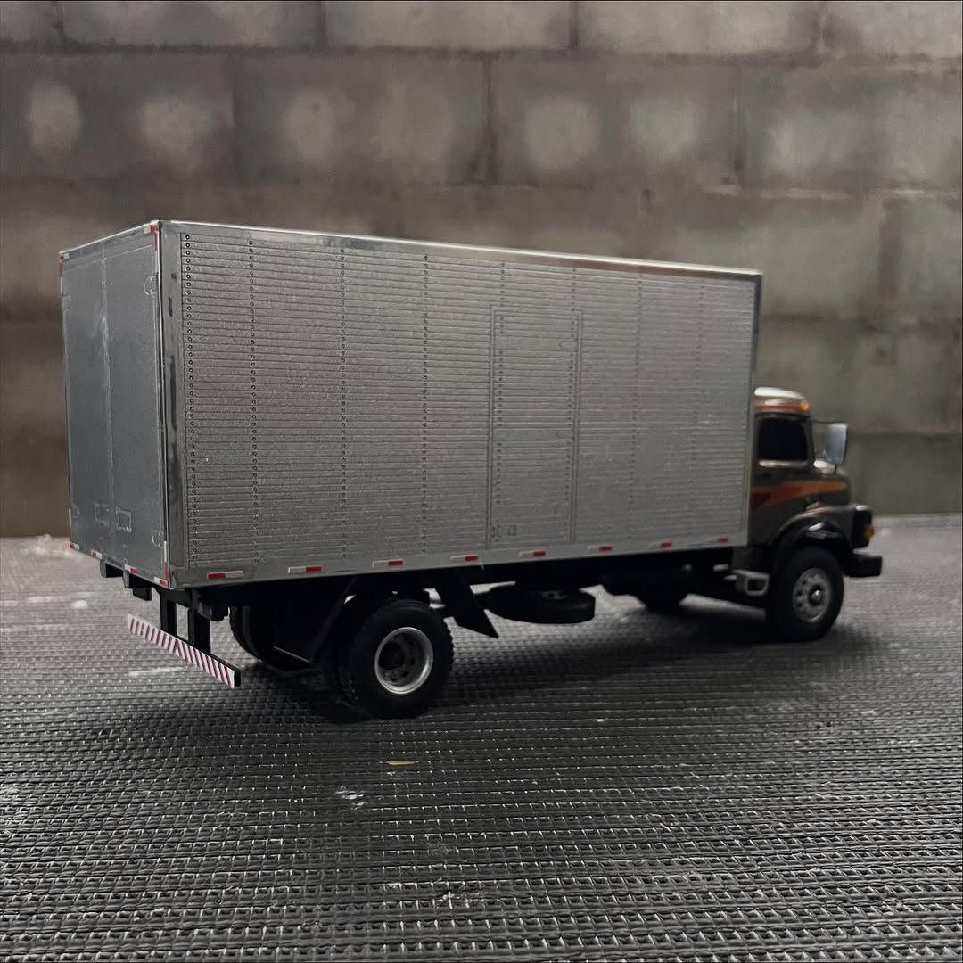 Miniatura Mercedes-Benz 1113 Toco Baú - Escala 1/24