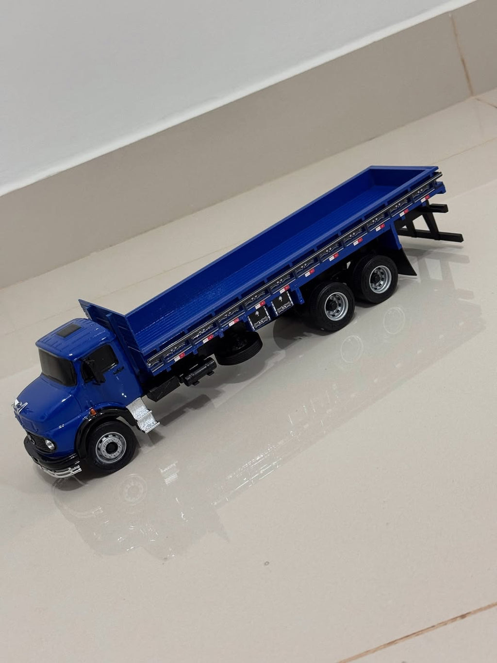 Miniatura Mercedes-Benz 1113 Carga Seca – Escala 1/24