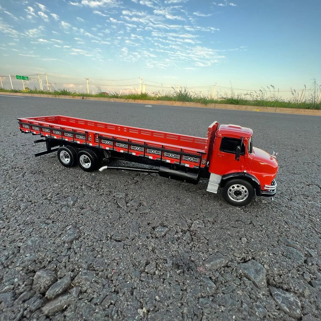Caminhão Mercedes-Benz L-1113 Truck RC – Escala 1/24 (Controle Remoto)