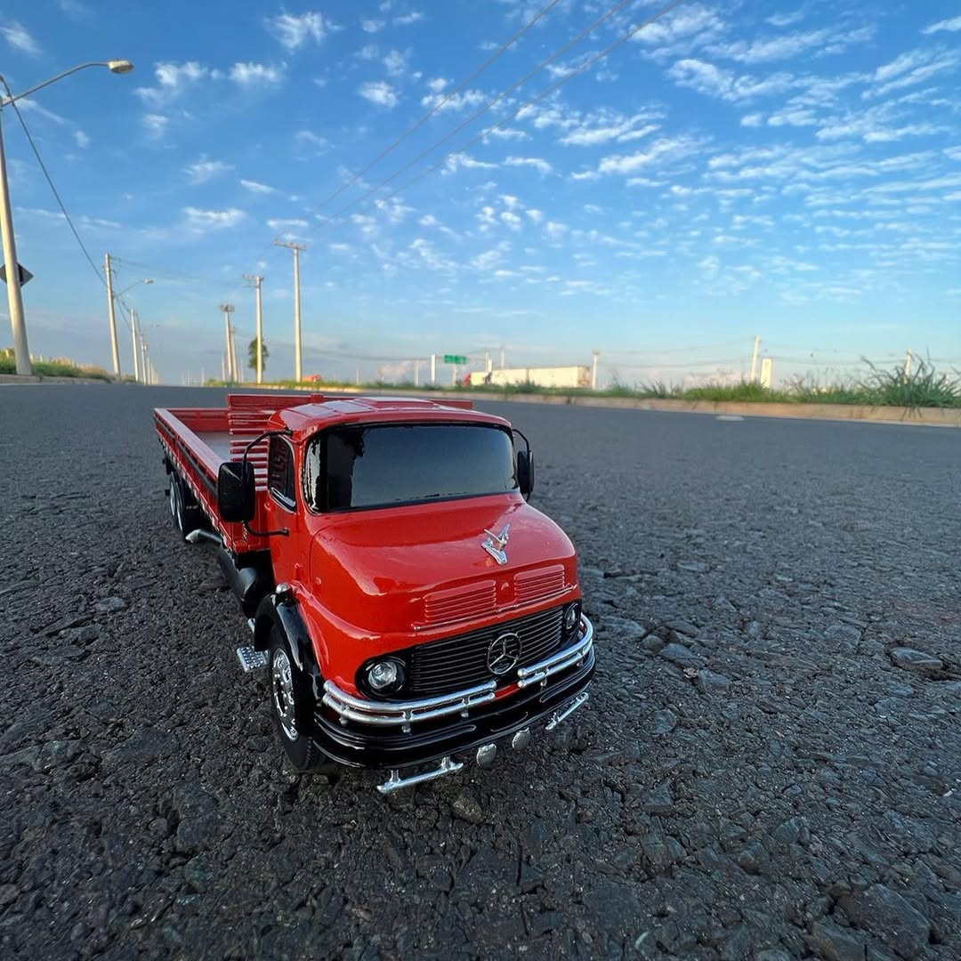 Caminhão Mercedes-Benz L-1113 Truck RC – Escala 1/24 (Controle Remoto)