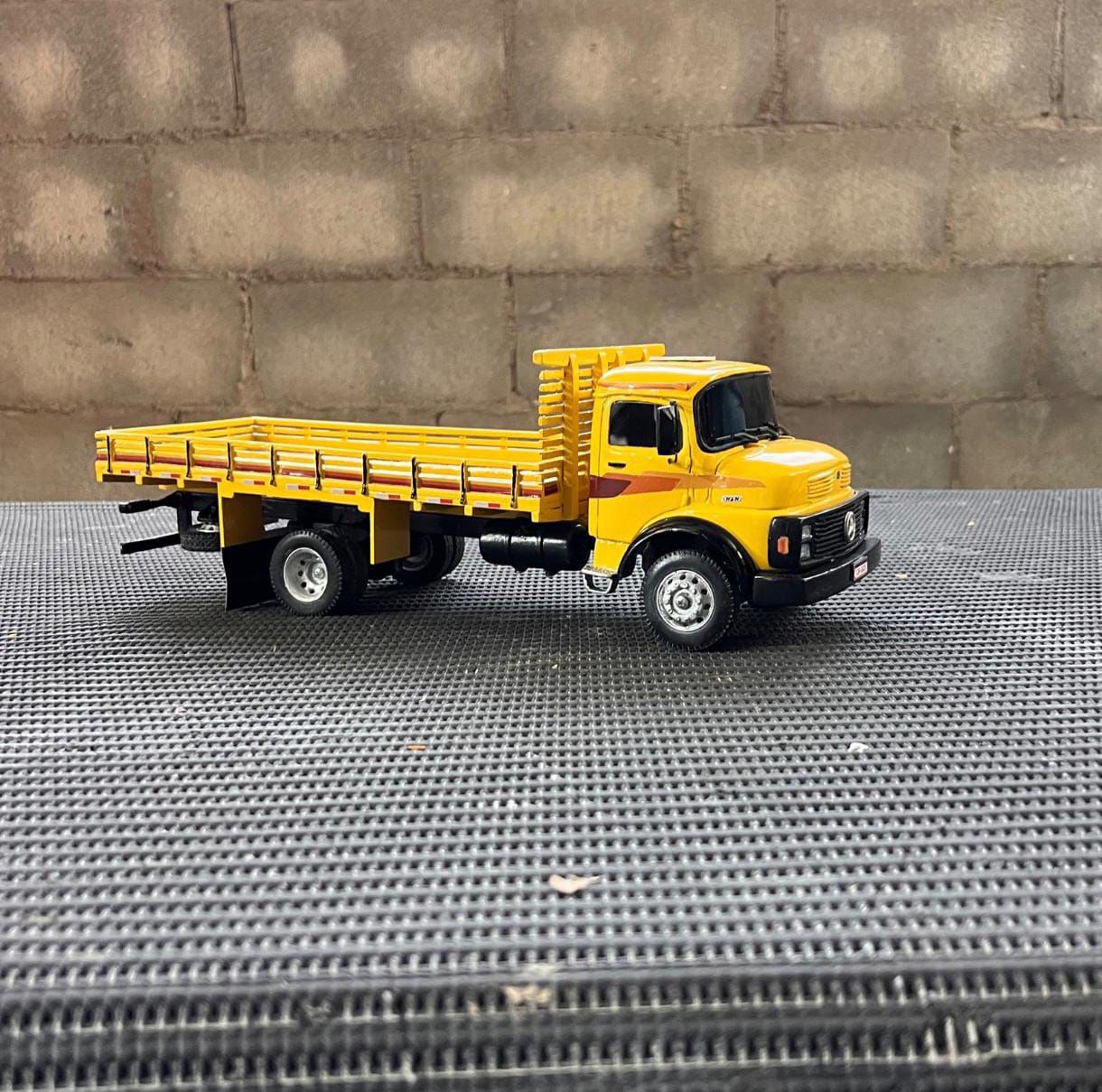 Miniatura Caminhão Mercedes-Benz L-1113 Carroceria Aberta Amarelo