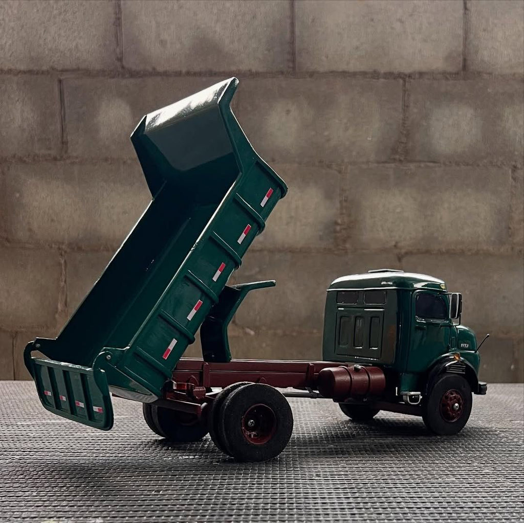 Miniatura Mercedes-Benz 1113 Caçamba – Escala 1/24