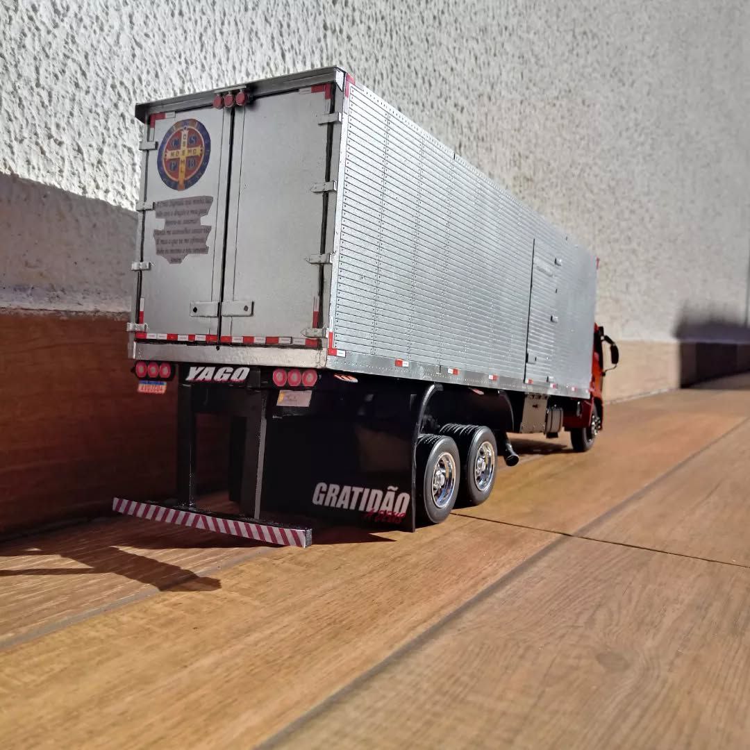 Miniatura Ford Cargo 2428 Baú (Escala 1/24)