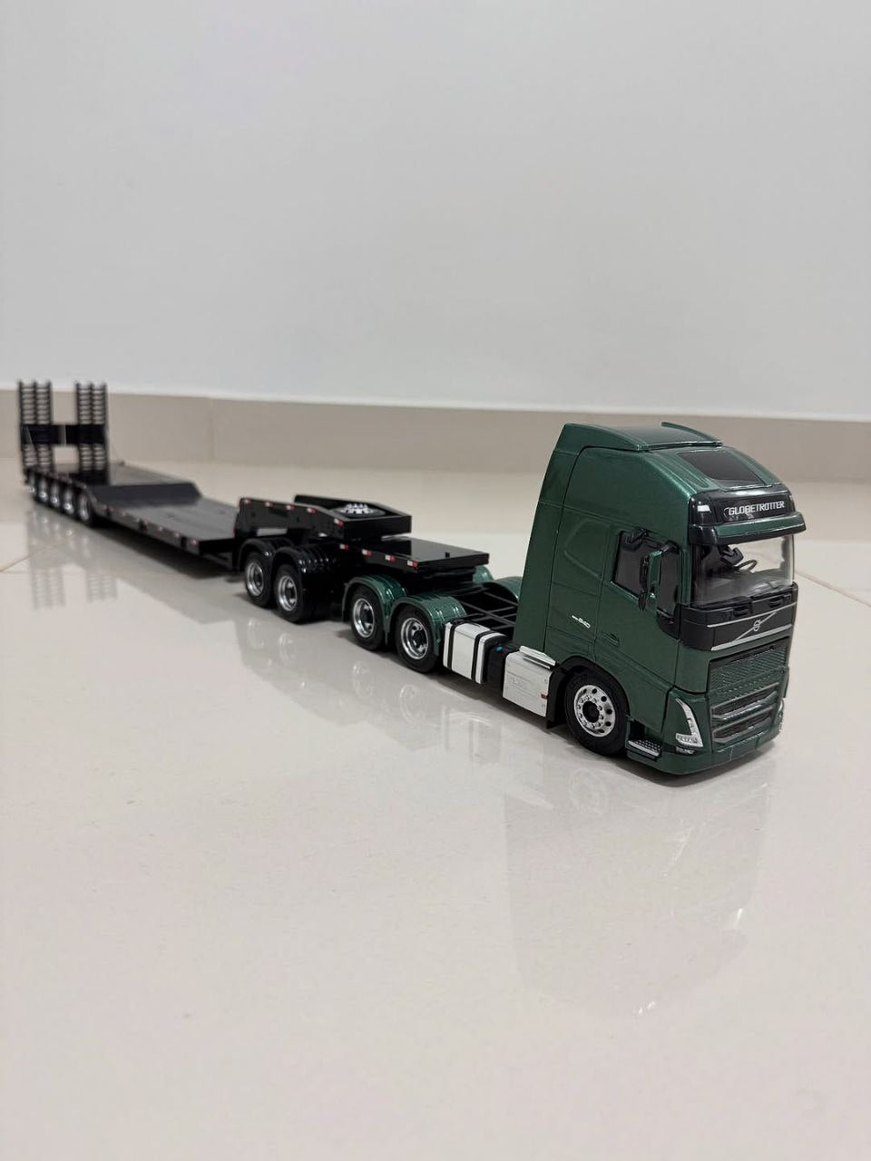 Miniatura Volvo FH com Carreta Prancha 7 Eixos (Escala 1/24)