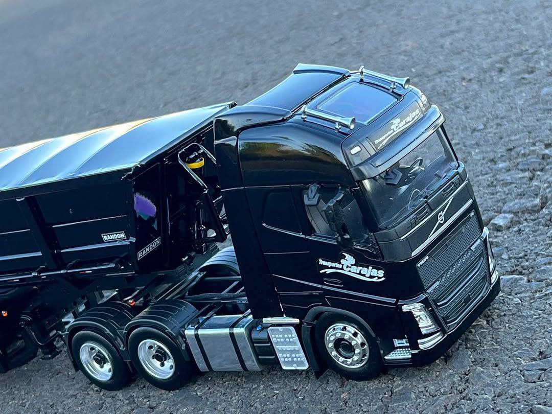 Miniatura Volvo FH com Rodocarreta Randon + Dolly Rebaixado - Escala 1/24