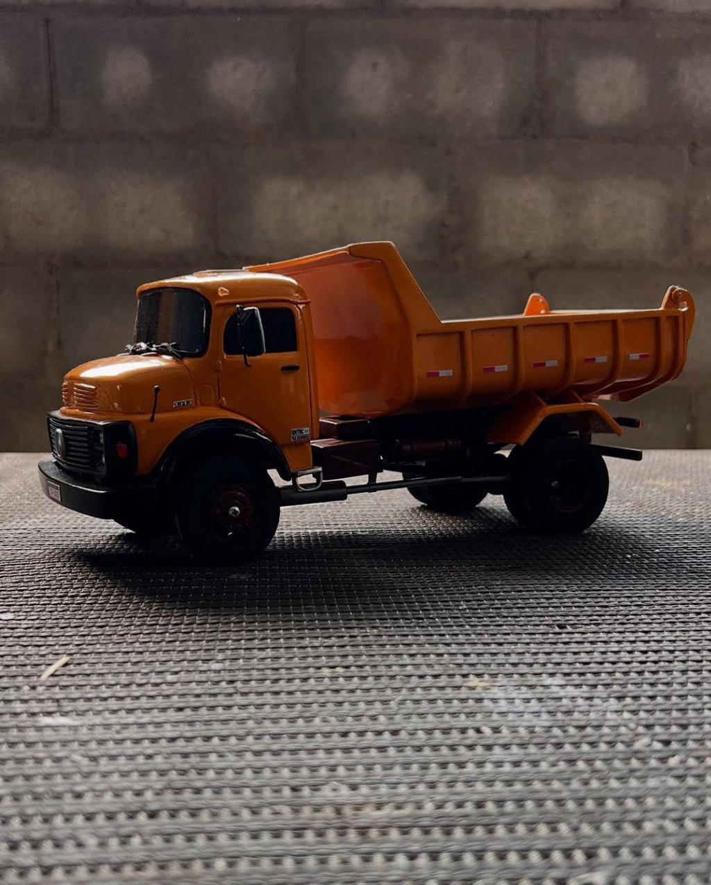 Miniatura Mercedes-Benz 1113 Basculante Laranja – Escala 1/24