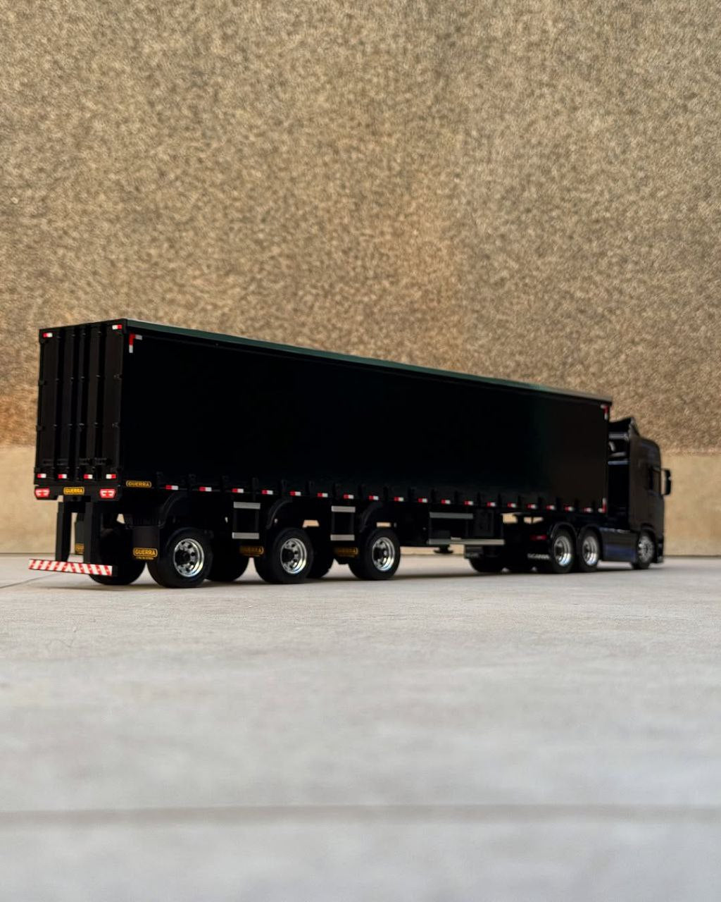 Caminhão Scania NTG Carreta Vanderleia Sider Guerra RC – Escala 1/24 (Controle Remoto)